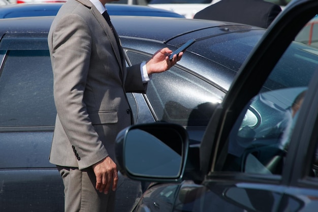 Un homme conduisant une voiture en ville