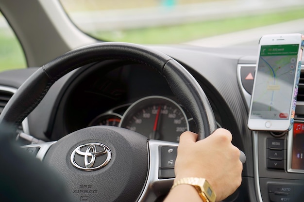 Homme conduisant une voiture Vue arrière