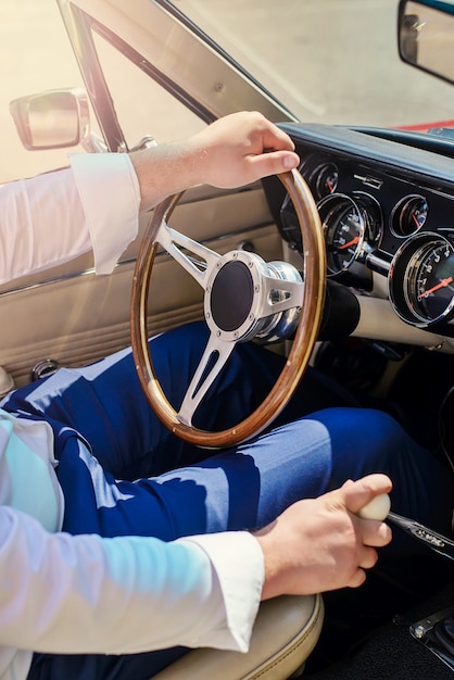 homme conduisant la voiture