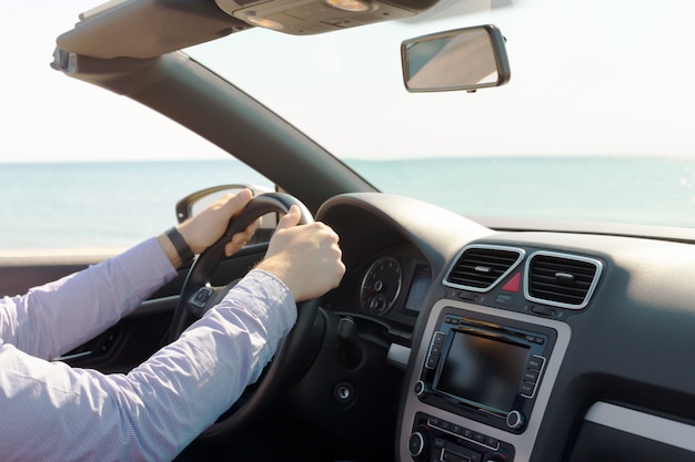 Homme conduisant une voiture