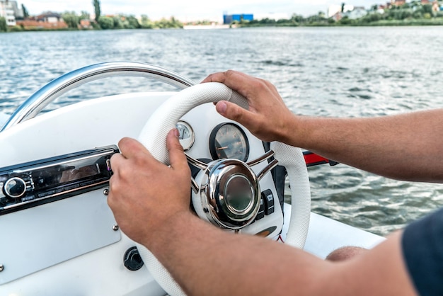 L'homme conduit un bateau à moteur blanc sur la rivière 1