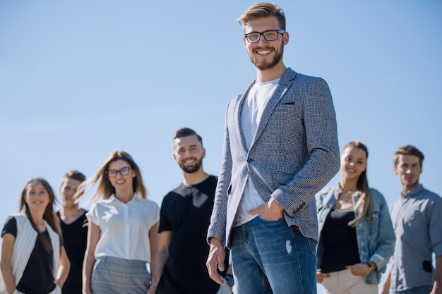 Homme confiant sur l'arrière-plan de l'équipe créative .photo avec espace de copie