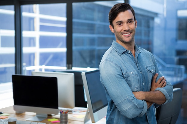 Homme confiant debout au bureau