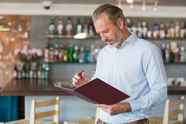 Homme confiant écrit dans un cahier