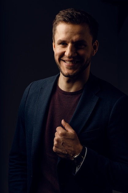 Homme confiant de la mode professionnelle posant. Portrait d'homme d'affaires. Beau jeune homme portait un costume.