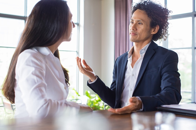 Homme confiant présentant son idée à l&#39;investisseur