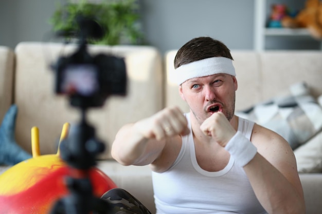 Homme confiant regardant la caméra et serrant le poing vous encourageant à faire du sport