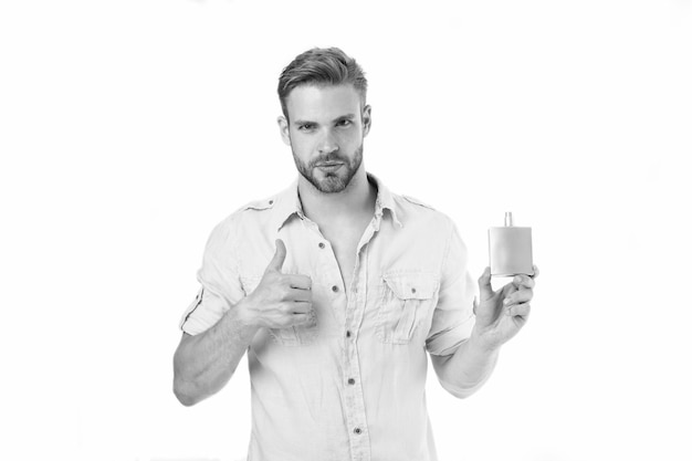 Homme confiant visage recommander parfum montre pouce vers le haut geste Guy avec parfum de bouteille de poils il aime ce parfum Concept de parfum masculin Homme beau recommander arôme agréable pour homme