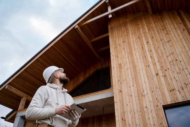 Homme de construction à coup moyen portant un casque