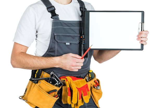 Un homme de la construction montrant une feuille de papier vierge dans le presse-papiers isolé sur fond blanc