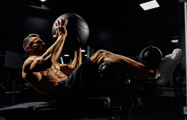 Photo homme construisant les muscles du tronc avec ballon