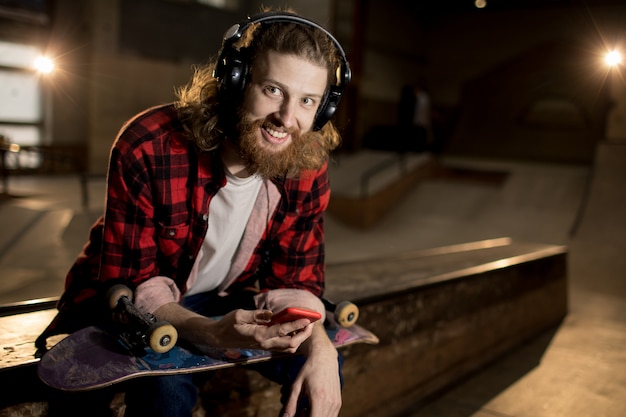 Homme contemporain écoutant de la musique