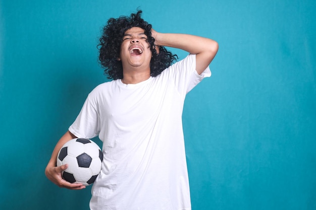 Homme contrarié par la défaite de l'équipe de football, regardant la télévision, fan mécontent