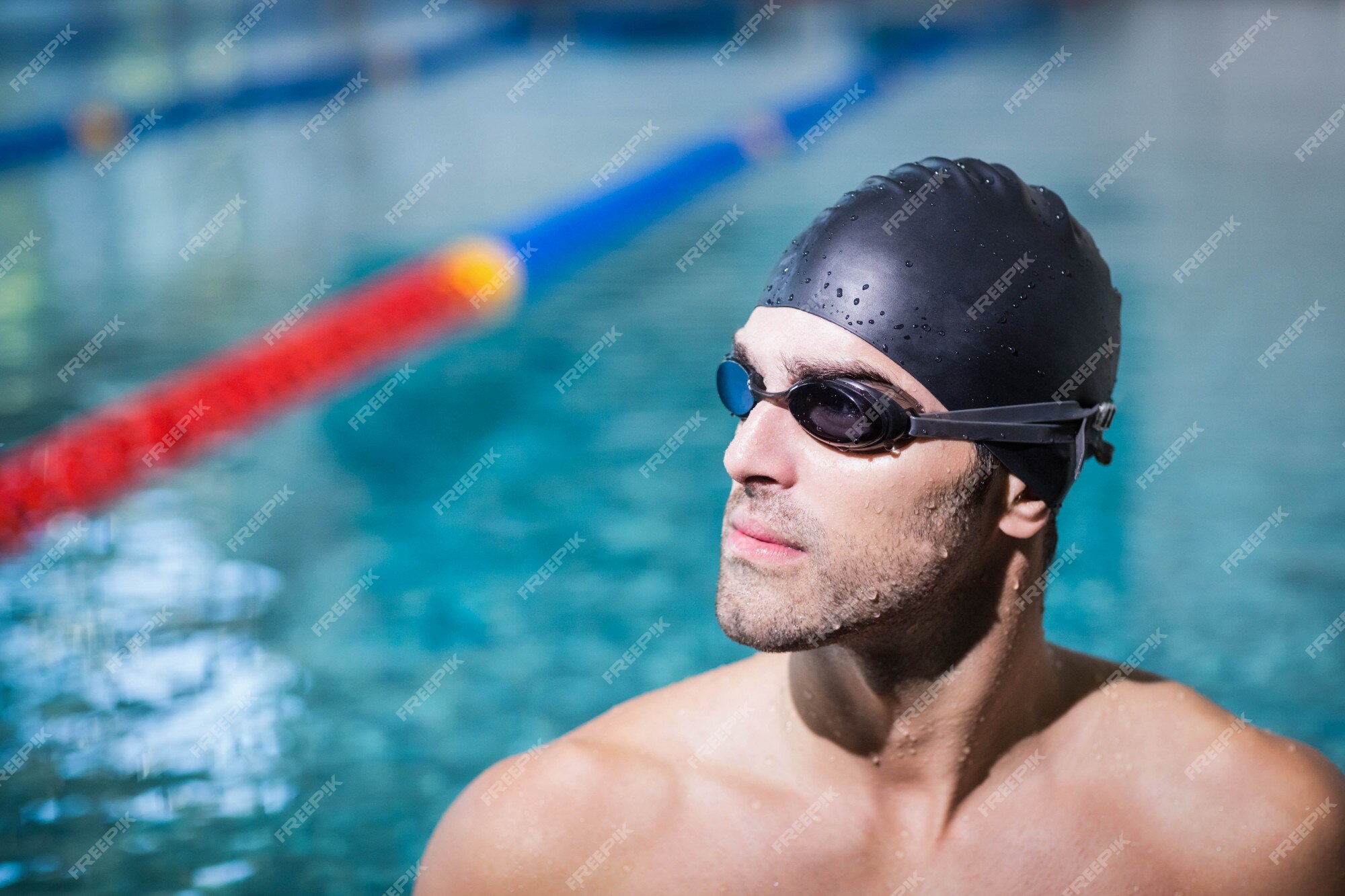 Homme Contrarié Portant Des Lunettes De Natation à La Piscine