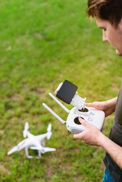 L'homme contrôle un drone dans la rue