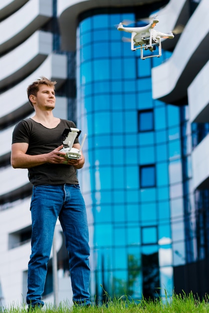 L'homme contrôle le drone dans la ville