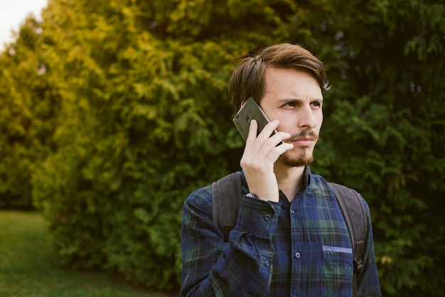 Homme, conversation téléphone, dans parc