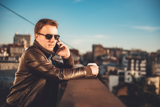 Homme, conversation téléphone