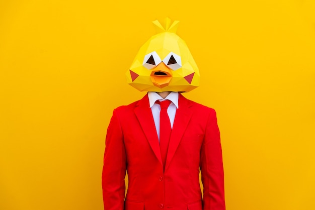 Homme cool portant un masque en origami 3d avec des vêtements colorés élégants - Concept créatif pour la publicité, masque de tête d'animal faisant des choses amusantes sur fond coloré