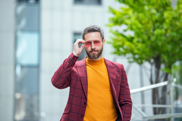 Homme cool porter des lunettes élégantes homme d'affaires en veste homme élégant porter un style décontracté d'affaires