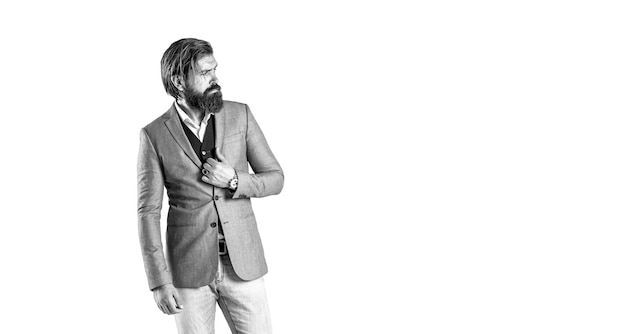 Homme en costume. Barbe et moustache masculines. Homme sexy, macho brutal, hipster. Remettez une montre-bracelet dans un costume d'affaires. Élégant bel homme en costume. Bel homme d'affaires barbu en costume classique