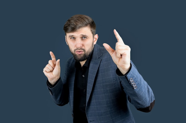 Un homme en costume bleu montre des signes avec son doigt