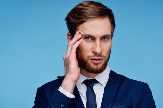 Homme en costume directeur du bureau financier fond bleu photo de haute qualité