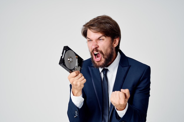 Un homme en costume avec un disque dur récupération d'informations émotions photo de haute qualité