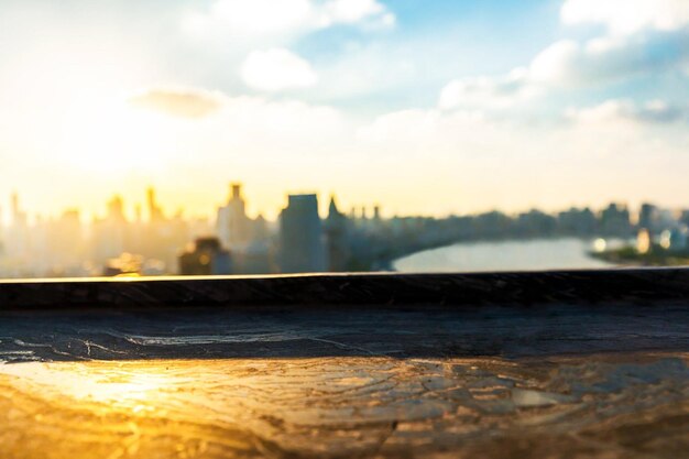 Photo un homme en costume est assis sur un rebord devant un paysage urbain.