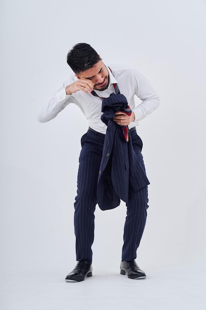 Un homme en costume avec une expression stressée