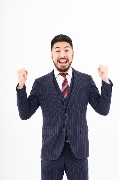 Un homme en costume faisant une pose de tripes