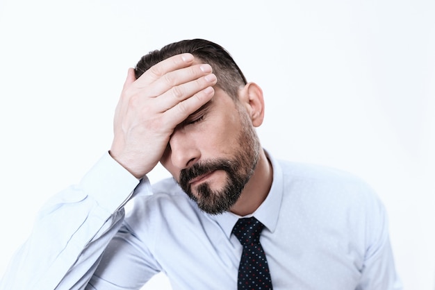 Un Homme En Costume Ferma Les Yeux De La Douleur.