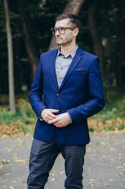 un homme en costume et lunettes