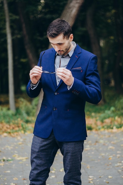 un homme en costume et lunettes