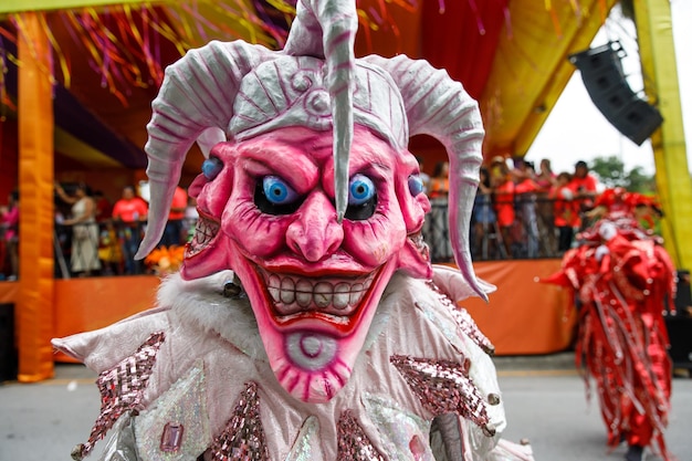 Un homme en costume et masque de carnaval