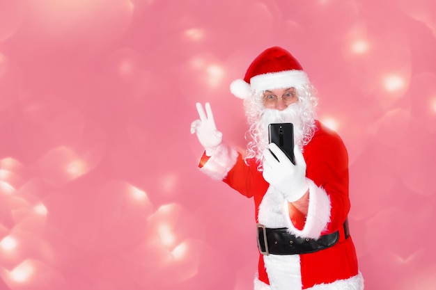 Un Homme En Costume De Père Noël Fait Un Selfie De Noël