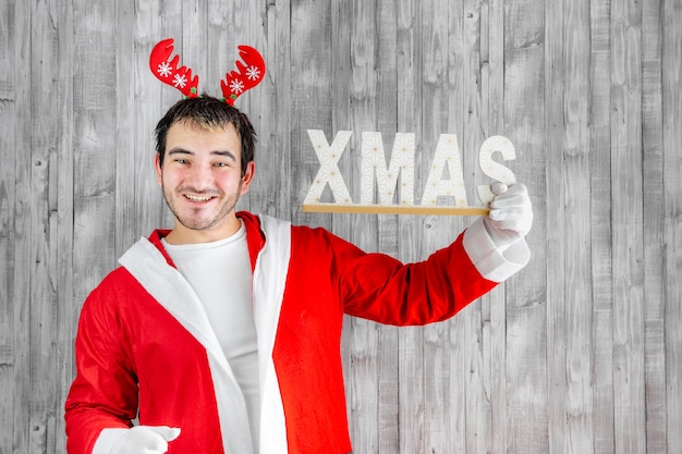 Photo homme en costume de père noël avec une lettre de noël