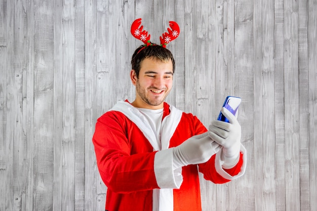 Homme en costume de Père Noël