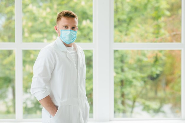 Homme en costume de protection blanc masque menace de pandémie de coronavirus Pandémie épidémique