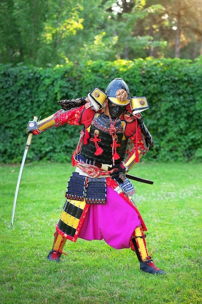 Homme en costume de samouraï avec épée. Caractère original