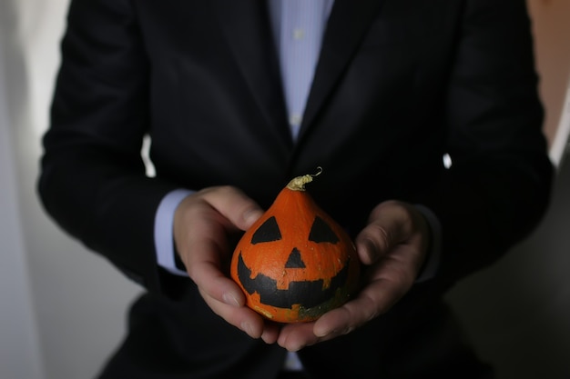 Homme en costume avec tête de citrouille concept halloween