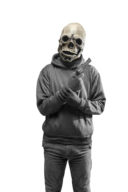 Homme avec un costume de tête de mort pour Halloween tenant un pistolet