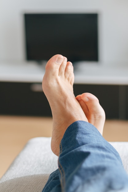 Homme couché sur le canapé