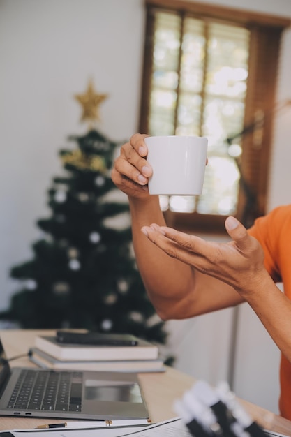 Un homme de couleur blanche satisfait, un homme de succès, un pigiste ou un PDG se détend au travail avec les jambes sur la table. Un homme élégant utilise un ordinateur portable, navigue sur Internet, cherche des idées pour un projet assis à son bureau.