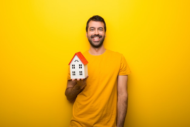 Homme de couleur jaune vibrante isolée