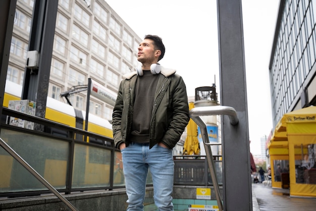 Photo homme de coup moyen avec des écouteurs