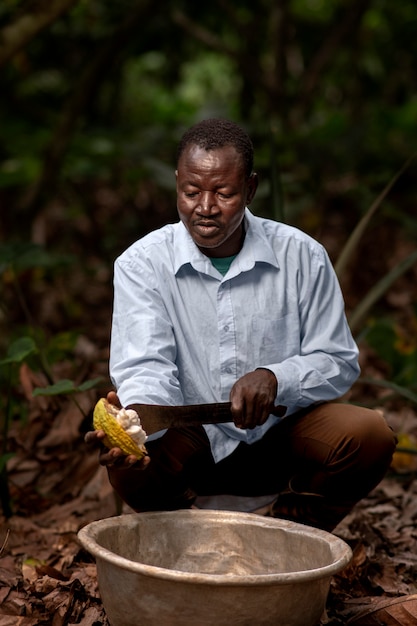 Photo homme de coup moyen préparant le repas