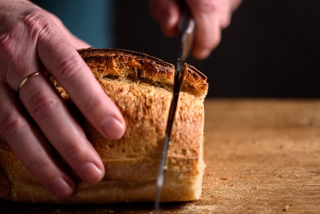 Homme coupant du pain fait maison