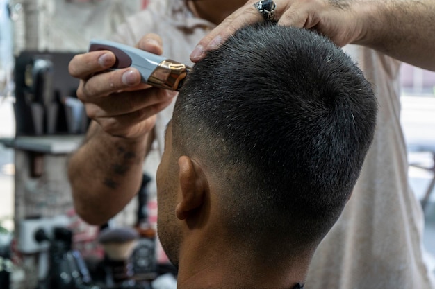 Un homme coupe les cheveux d'un homme