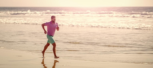 Homme courant et sautant bannière avec copie espace homme en bonne santé courant sur la plage été énergique